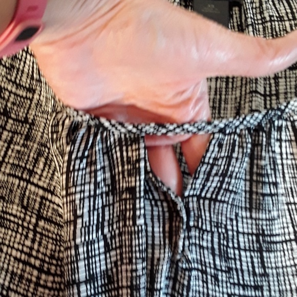 Ann Taylor, XS, black and white print blouse - Picture 3 of 4